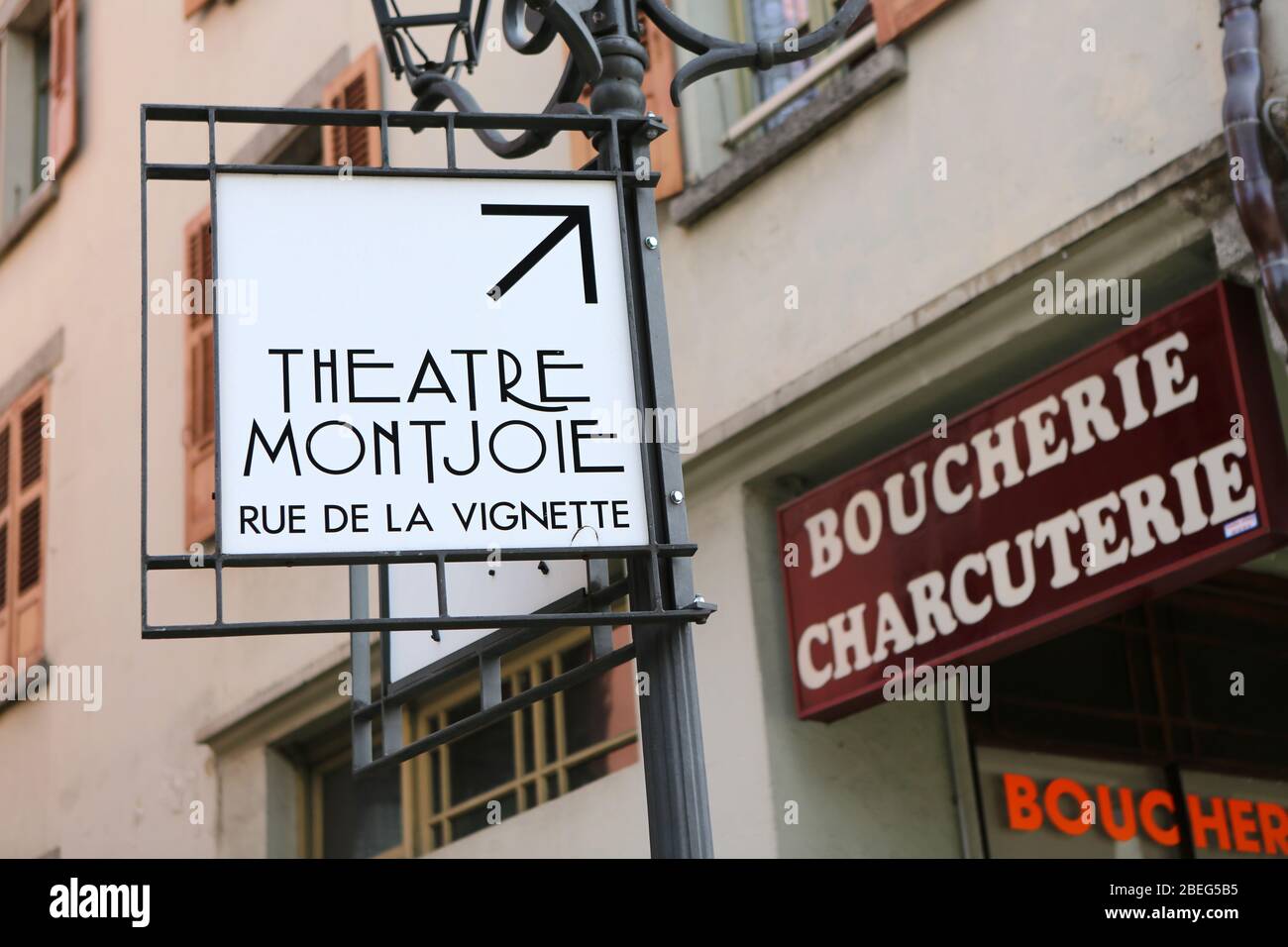 Panneau sur un lampadaire indiquant la direction du Théâtre Montjoie. Salle de spectacle. Saint-Gervais-les-Bains. Haute-Sav Stock Photo