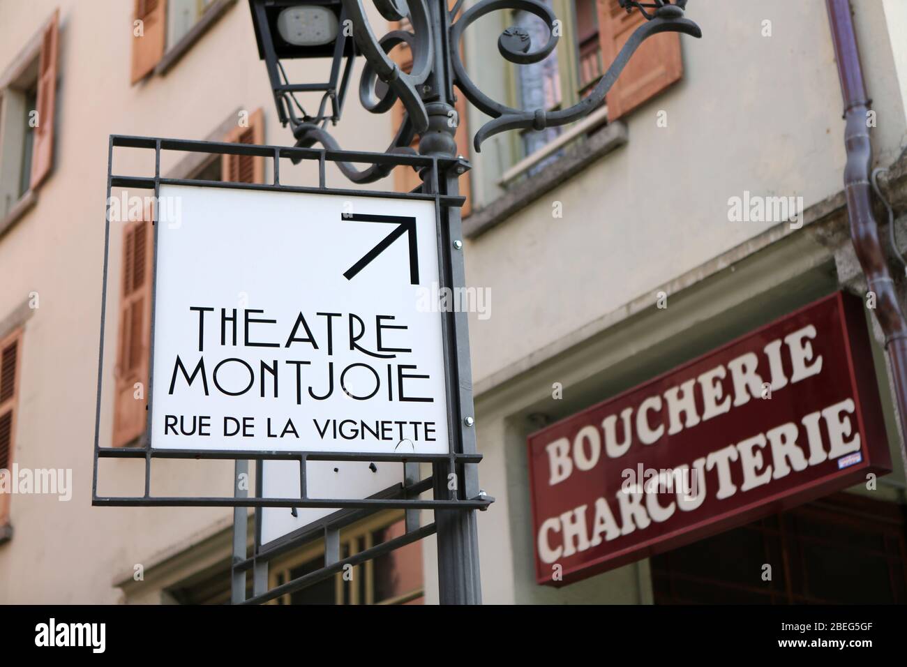 Panneau sur un lampadaire indiquant la direction du Théâtre Montjoie. Salle de spectacle. Saint-Gervais-les-Bains. Haute-Sav Stock Photo