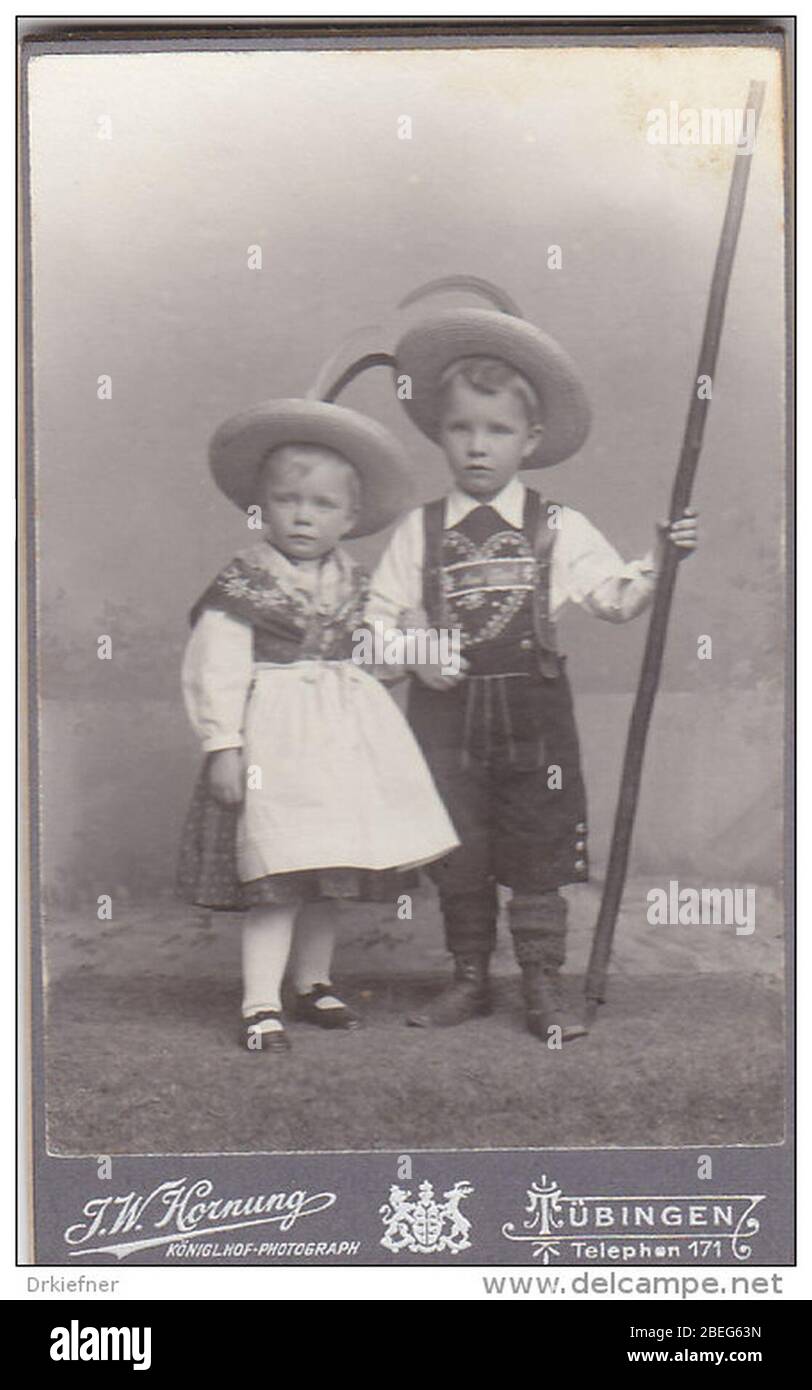 Heinz und Annaliese Schweickhardt als Kinder, Foto J.W. Hornung, Tübingen, um 1904 (ca. 10,4 x 6,2 cm). Stock Photo
