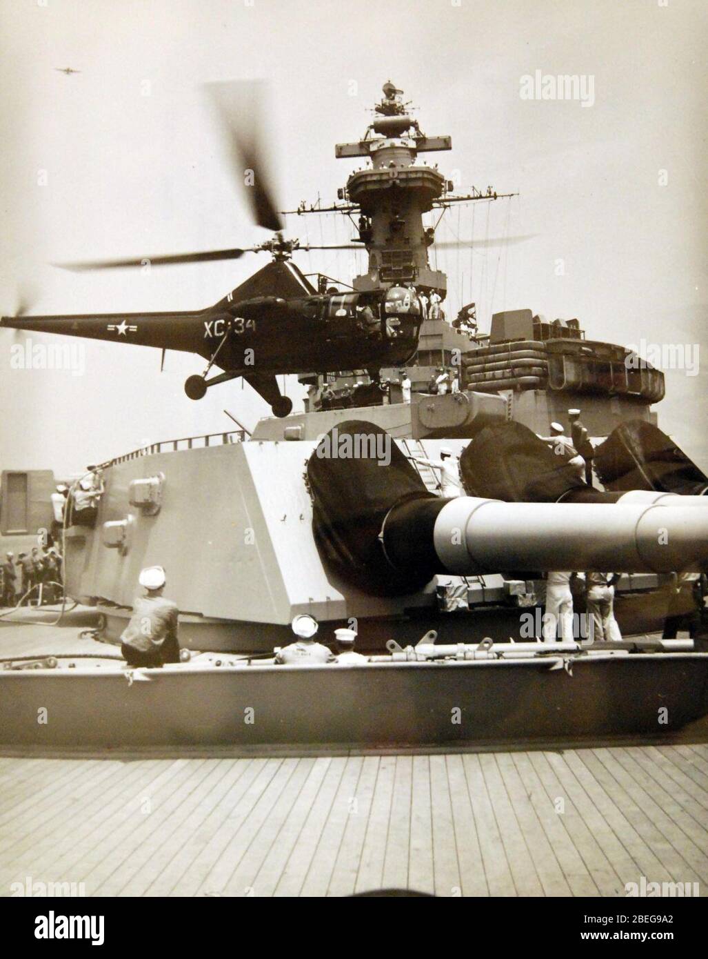 Helicopter lands on USS Missouri (BB-63) gun turret, 1948 Midshipmen‥99s Practice Cruise Stock Photo