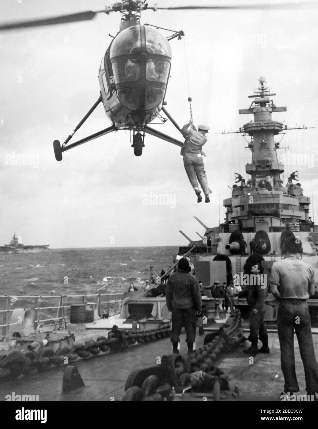 Helicopter picking up an officer from the deck of the USS Missouri (BB-63) Stock Photo