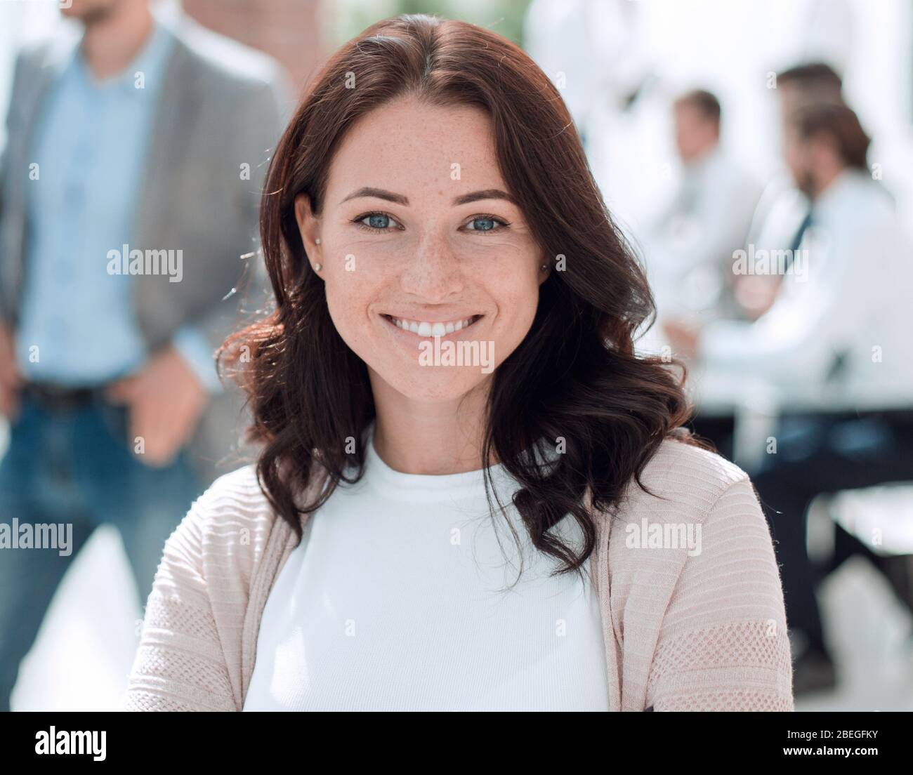 portrait of a young business woman on the background of the offi Stock ...