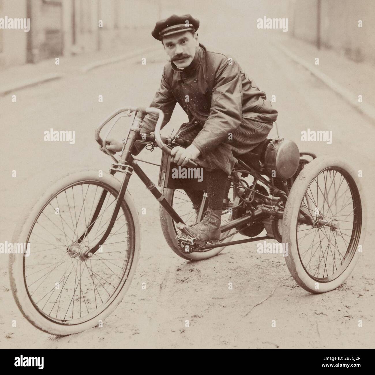 Henri Béconnais sur motocycle Perfecta à moteur Soncin, en 1899 Stock