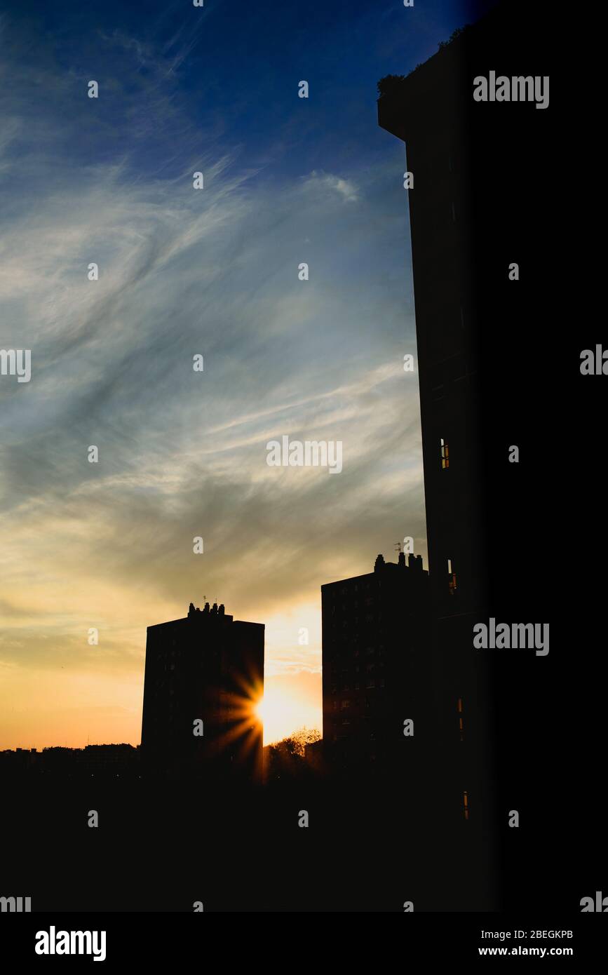Sun behind buildings hi-res stock photography and images - Alamy