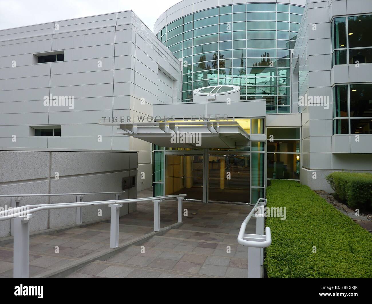 Oregon, AUG 7, 2009 - Exterior view of the Tiger Woods Center of Nike World  Headquarters Stock Photo - Alamy