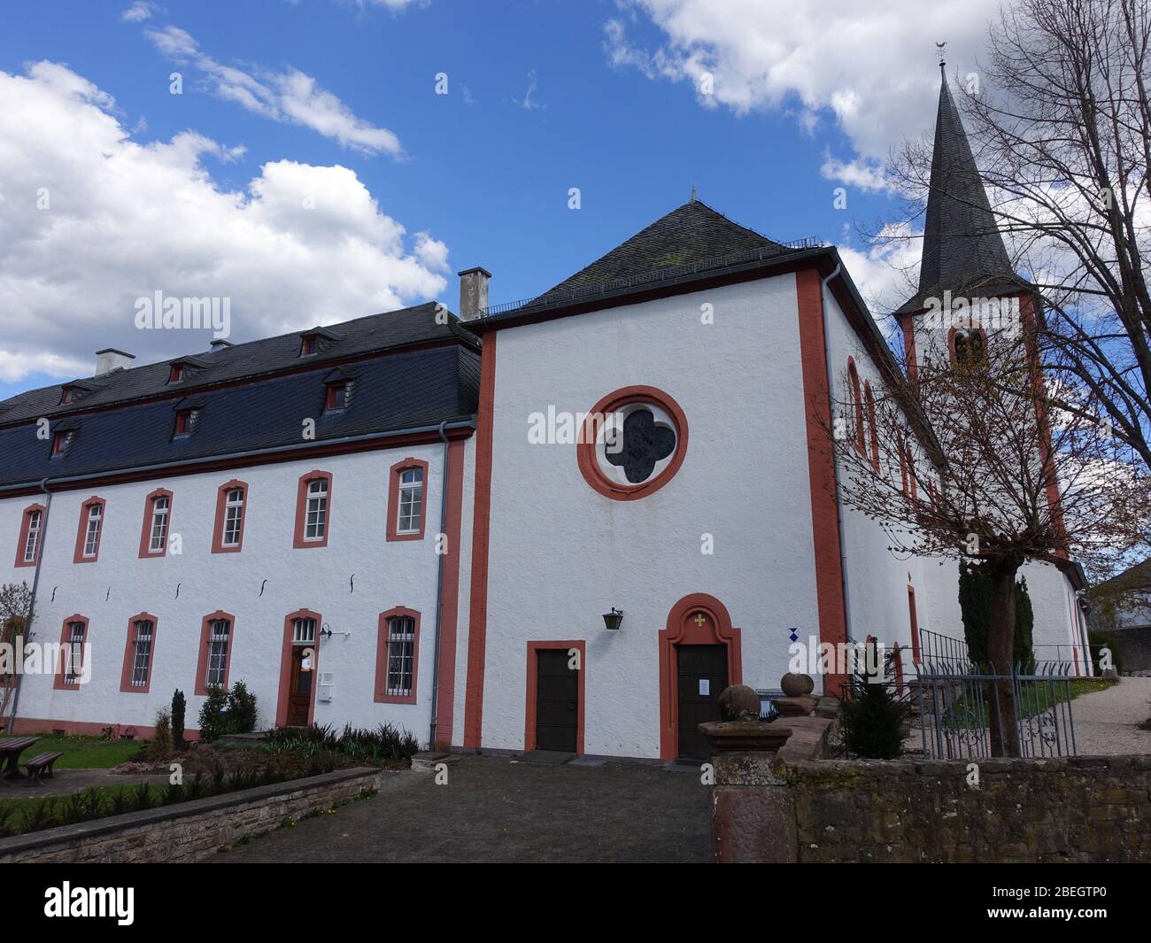 romanische Klosterkirche St. Leodegar Niederehe, Üxheim, Rheinland-Pfalz, Deutschland Stock Photo