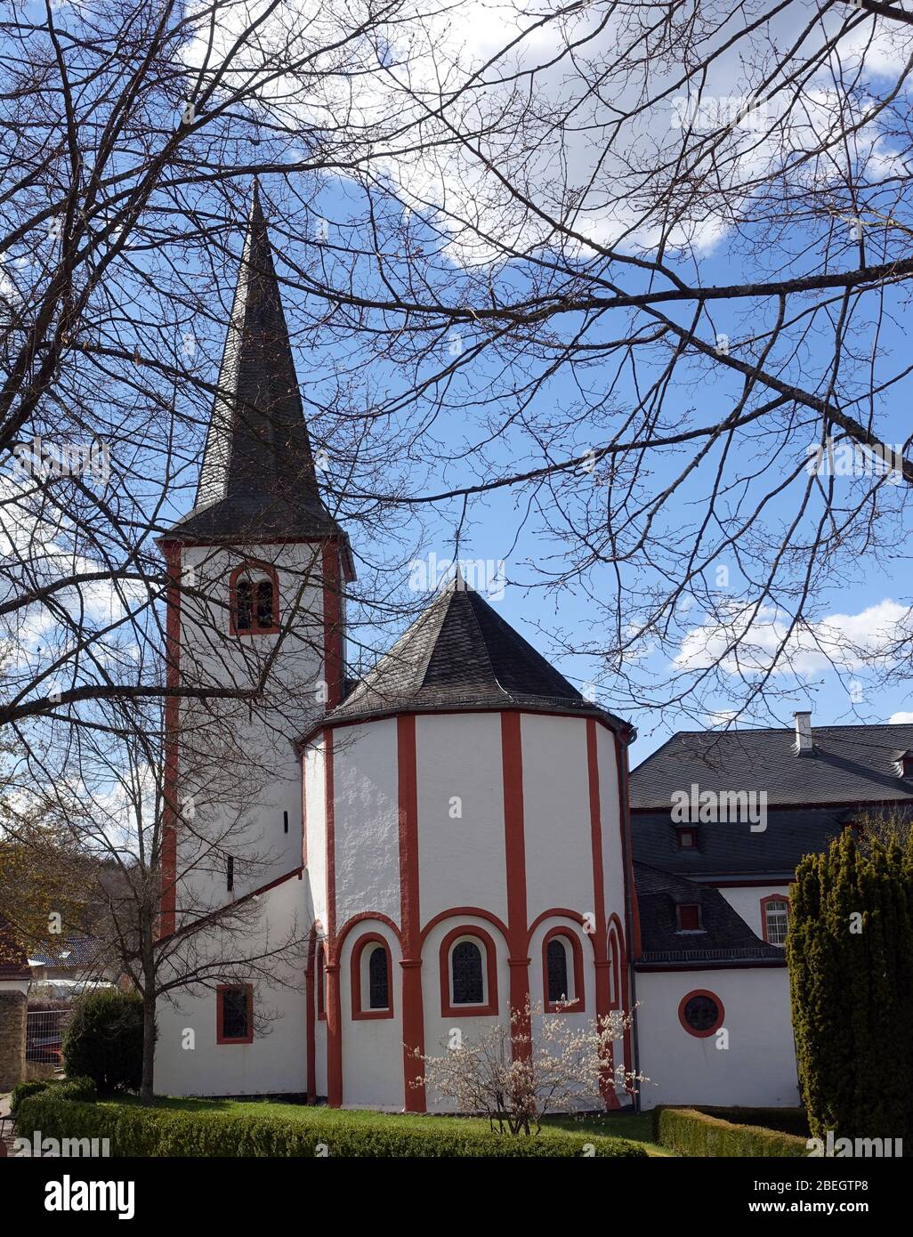 romanische Klosterkirche St. Leodegar Niederehe, Üxheim, Rheinland-Pfalz, Deutschland Stock Photo