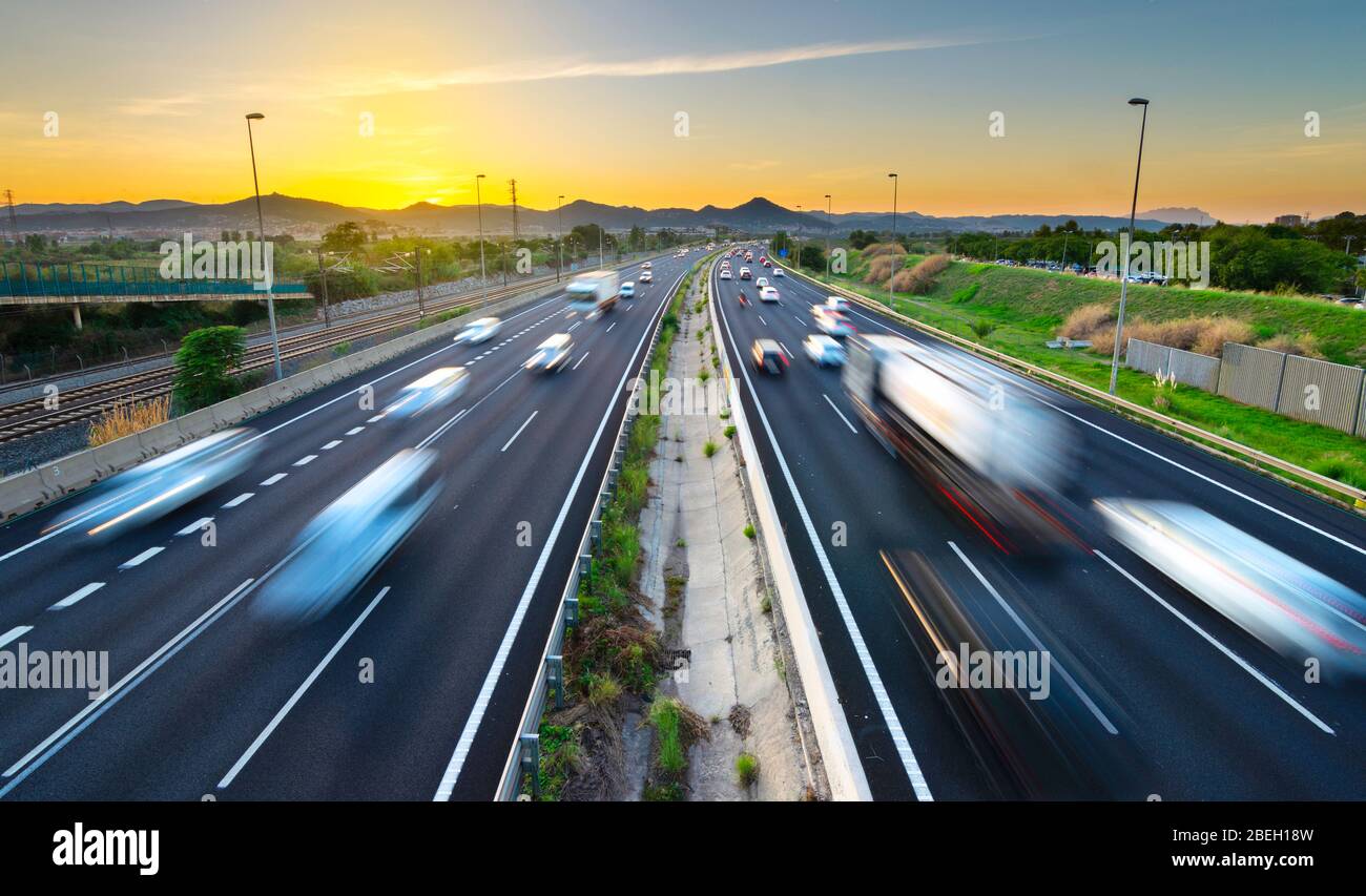 Vehicles on road city freeway hi-res stock photography and images - Alamy