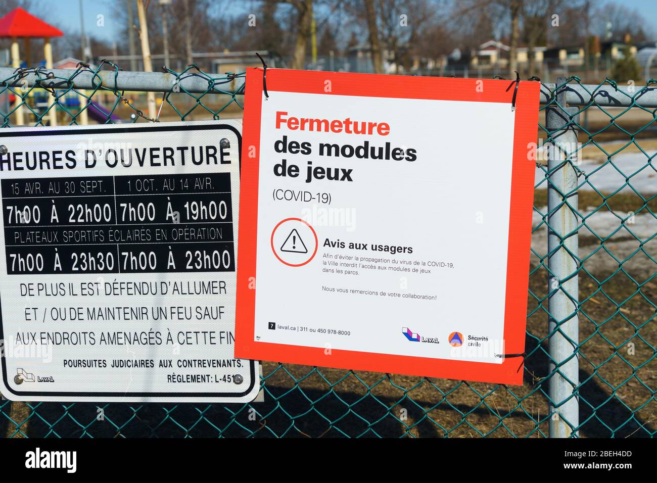 Sign in French warning that a kid's playground is closed due to Covid-19. Laval, province of Quebec, Canada. Stock Photo