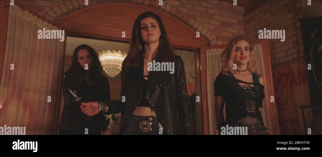 WE SUMMON THE DARKNESS, from left: Amy Forsyth, Alexandra Daddario ...