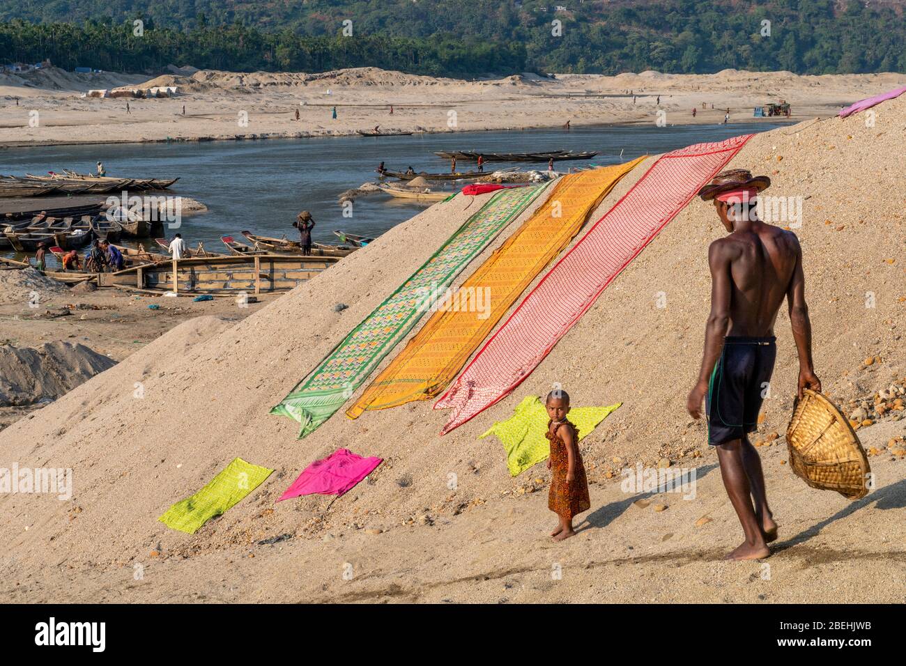 Workers with Baskets Carrying Gravel Dug out of the Goyain River in  Jaflong, at the border with India. The gravel will be sieved to make  concrete Stock Photo - Alamy