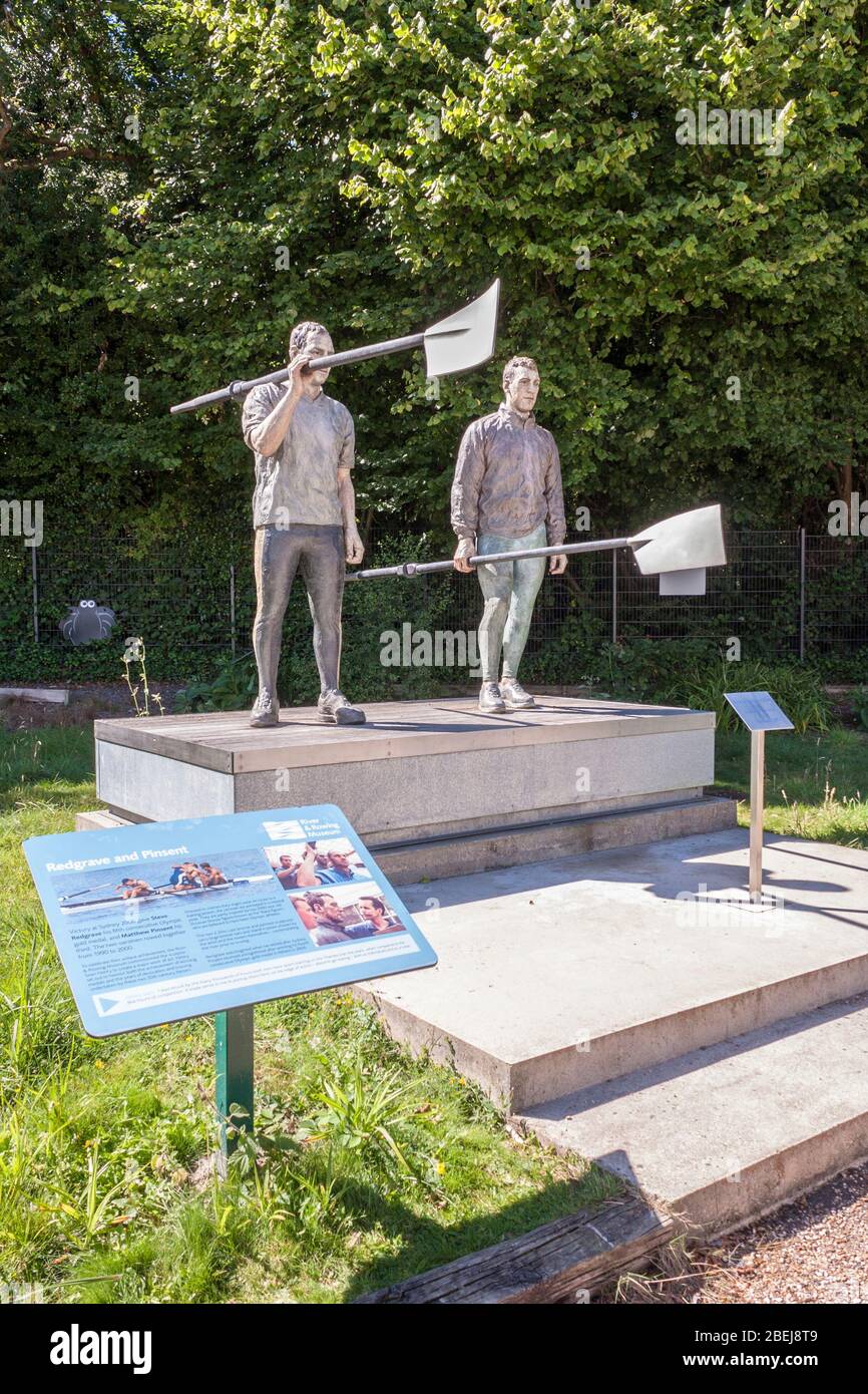 Steve Redgrave & Matthew Pinsent statue at the River and Rowing Museum, Henley-on-Thames, Oxfordshire, England, GB, UK Stock Photo