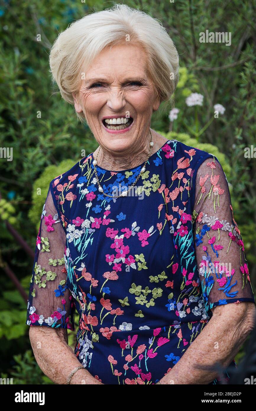 London, UK. May, 2019.Mary Berry attends the Opening day of the 2019 Chelsea Flower Show. Stock Photo