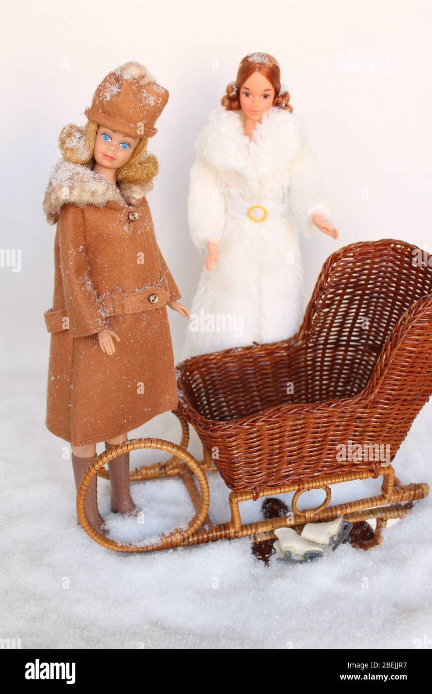 Barbie #860 Straightleg Midge (1963-1966) in #819 It's Cold Outside  (1964-1966), #4421 Quick Curl Kelley (1973-1976) in #9473 Fash.Orig.Europe  (1977 Stock Photo - Alamy