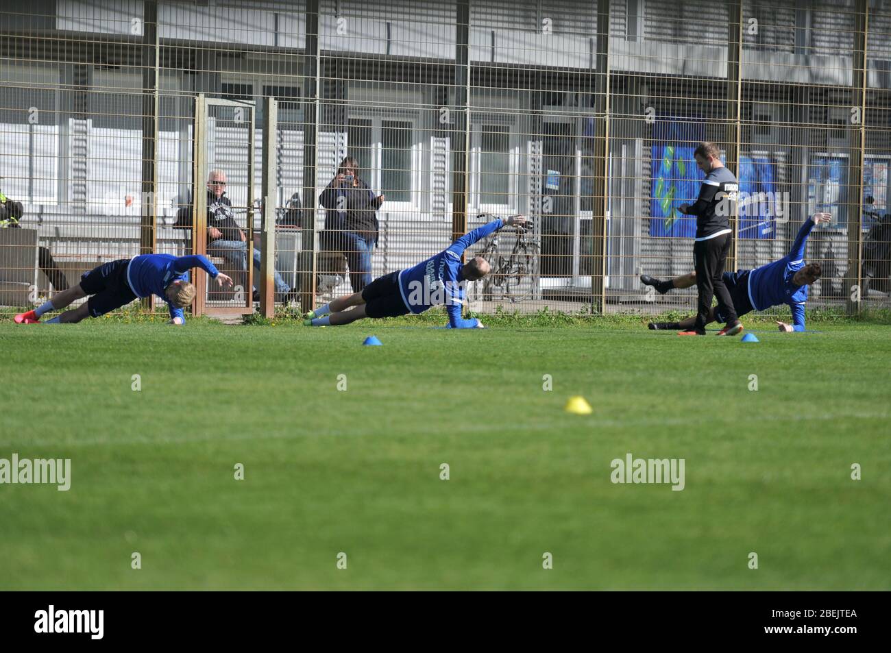 second league corona-training KSC Training in Gruppen Karlsruher SC trainiert Stock Photo