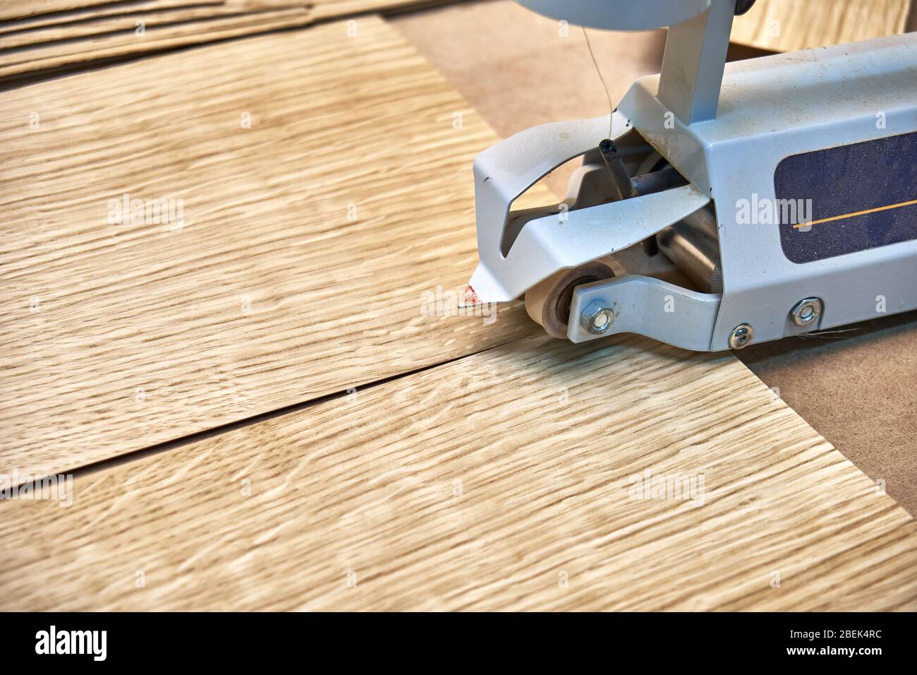 Oak veneer. Oak texture. Veneer splicing process with veneer hand