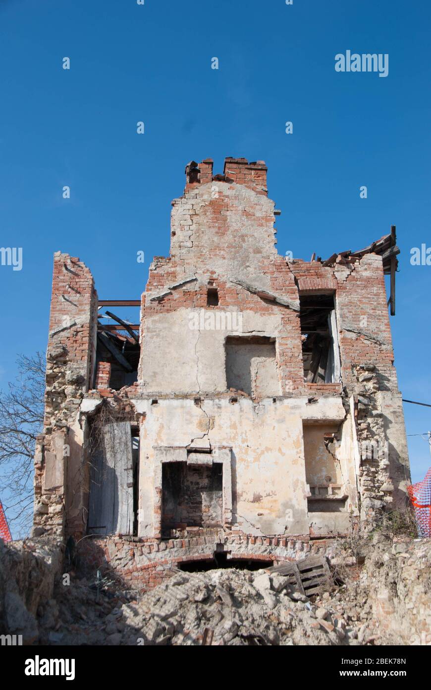 An old abandoned house in the countryside: ruins Stock Photo - Alamy
