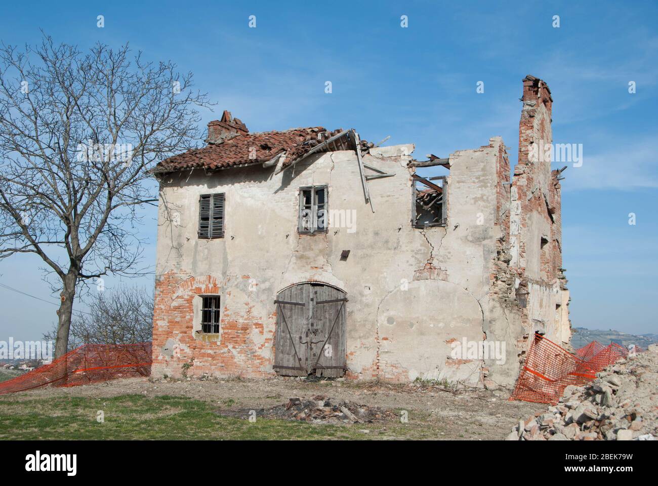 An old abandoned house in the countryside: ruins Stock Photo - Alamy