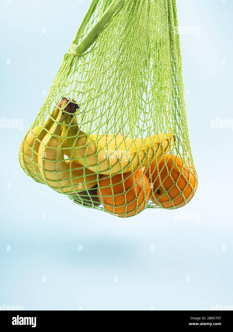 Mesh shopping bag with bananas. Zero waste Stock Photo Alamy