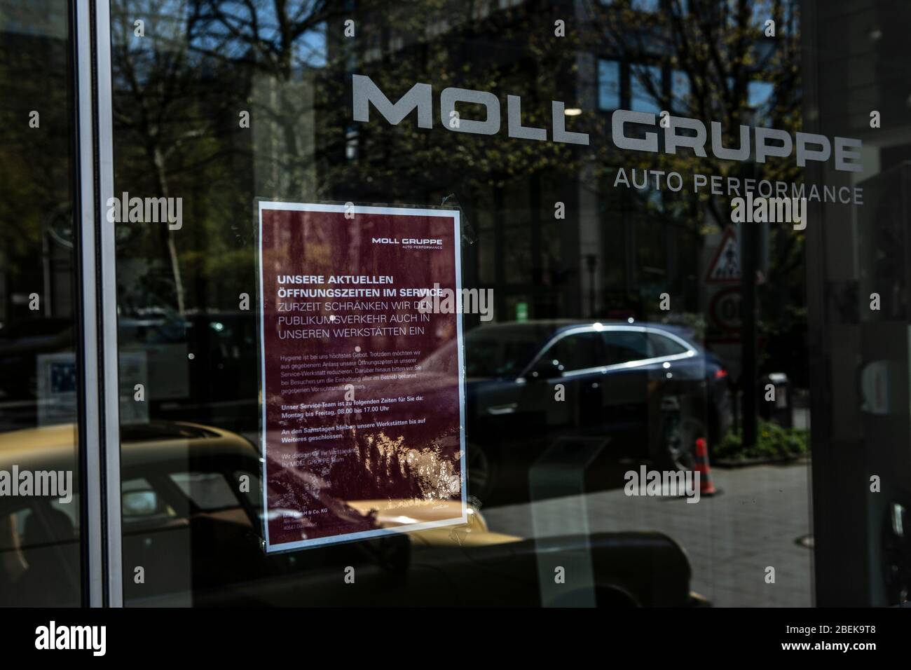 Geschlossen wegen Corona: Autohaus Moll in Düsseldorf am Seestern. Stock Photo