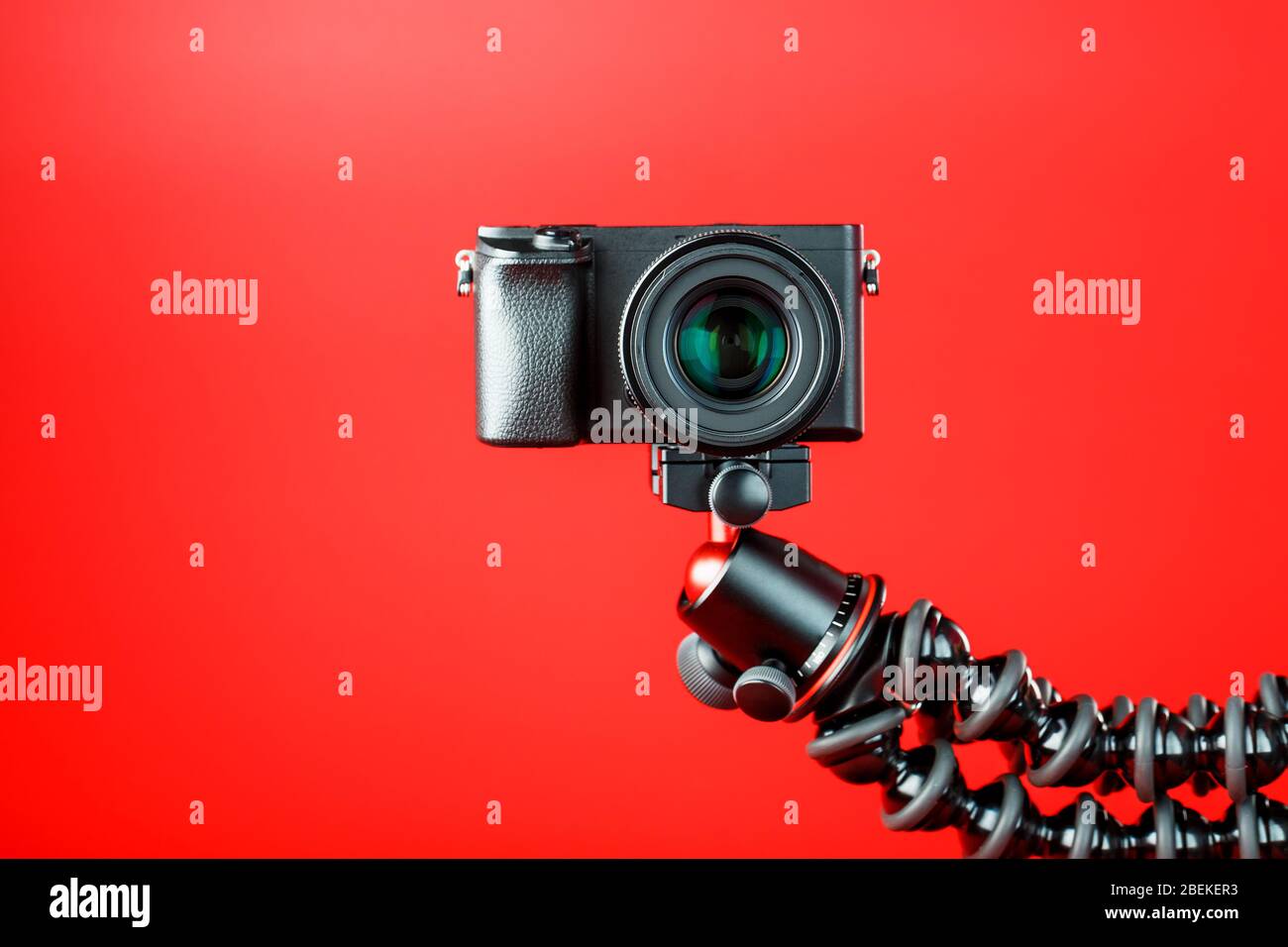 Red shutter photo and video hi-res stock photography and images - Alamy