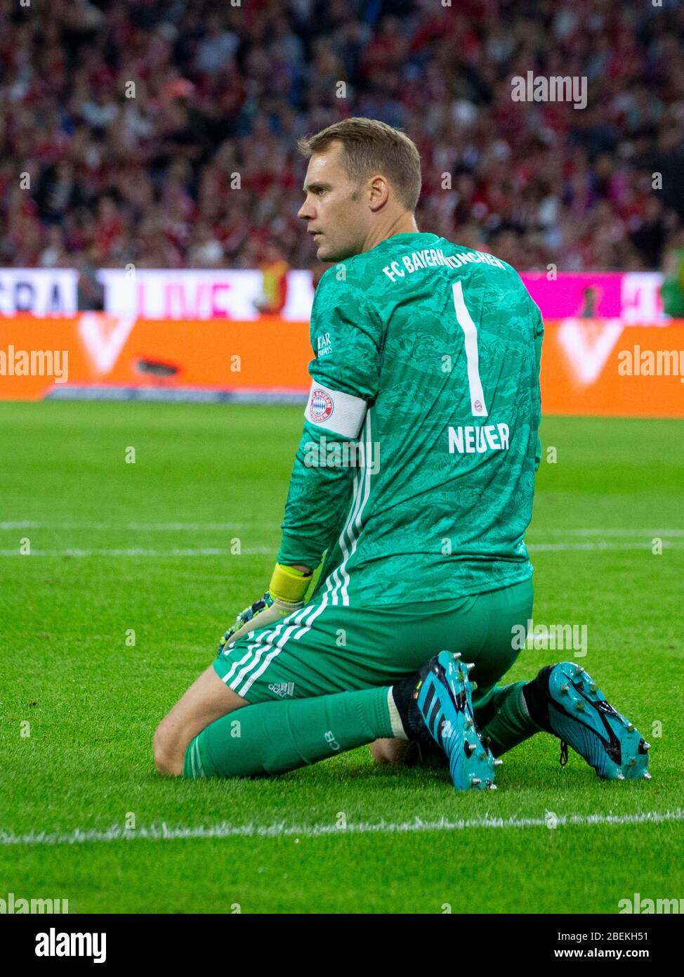 Over 20 million euros annual loan? With this enormous demand, FC Bayern Munich's captain Manuel Neuer is said to have angered those responsible at FC Bayern for the time being. Archive photo: over 20 million euros annual loan? With this enormous demand, FC Bayern Munich's captain Manuel Neuer is said to have angered those responsible at FC Bayern for the time being. Archive photo: goalwart Manuel NEUER (# 1, M). Soccer, FC Bayern Munich (M) - Hertha BSC Berlin (B) 2: 2, Bundesliga, 1st matchday, season 2019/2020, on August 16, 2019 in Muenchen/ALLIANZARENA/Germany. Editor's note: DFL regul Stock Photo