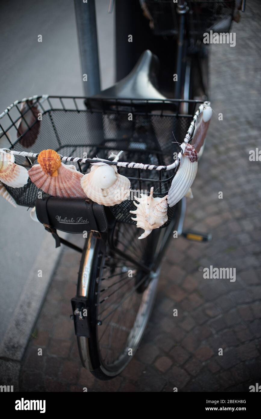 Black vintage bike hi-res stock photography and images - Alamy