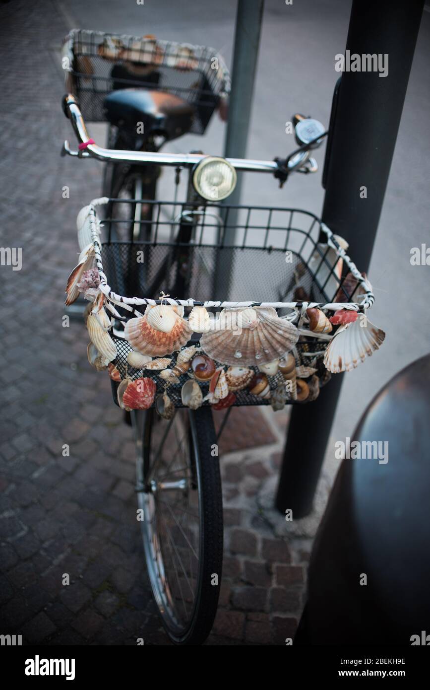 Black vintage bike hi-res stock photography and images - Alamy