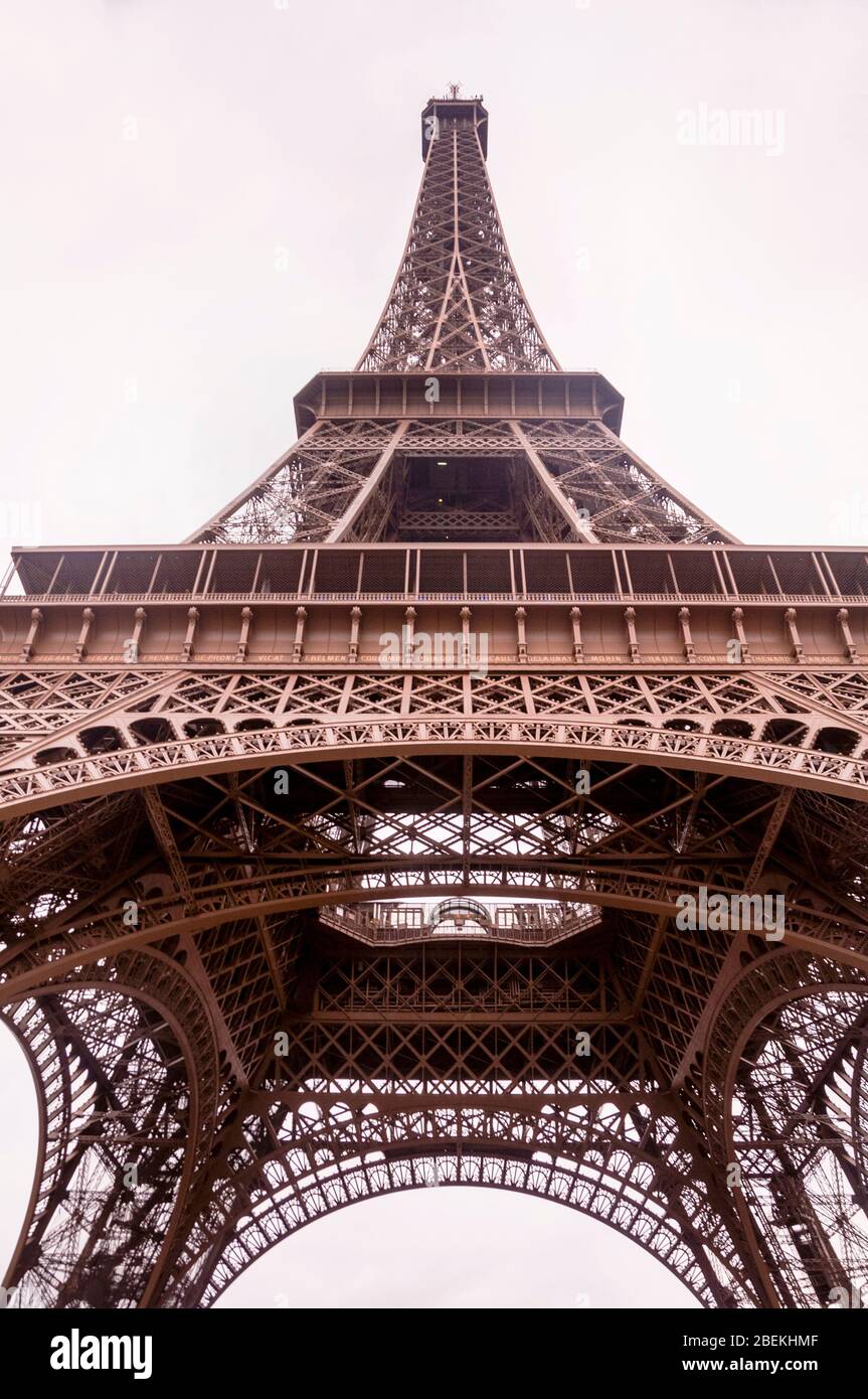Eiffel Tower Brown, the bronze color painted in 1968, three shades to