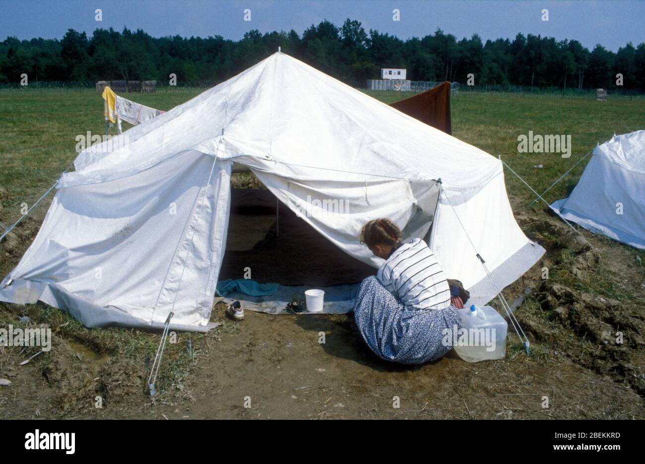 1995 Tuzla Bosnia - Tuzla airfield temporary UN refugee camp for Bosnian Muslims fleeing the Srebrenica Massacre during the Bosnian war Stock Photo