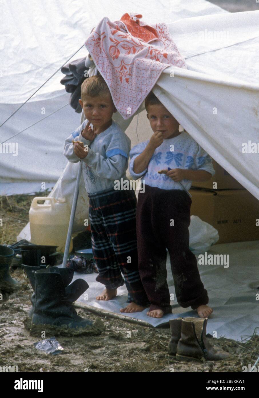 1995 Tuzla, Bosnia -  homeless child refugees at Tuzla airfield temporary refugee camp for Bosnian Muslims fleeing the Srebrenica Massacre during the Bosnian war Stock Photo