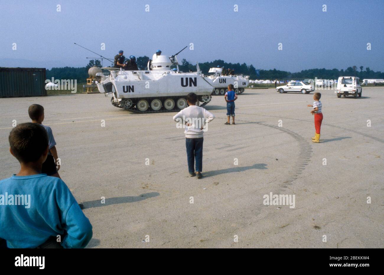 1995 Tuzla, Bosnia - UN tank protecting the UN Tuzla airfield temporary refugee camp for Bosnian Muslims fleeing the Srebrenica Massacre during the Bosnian war Stock Photo