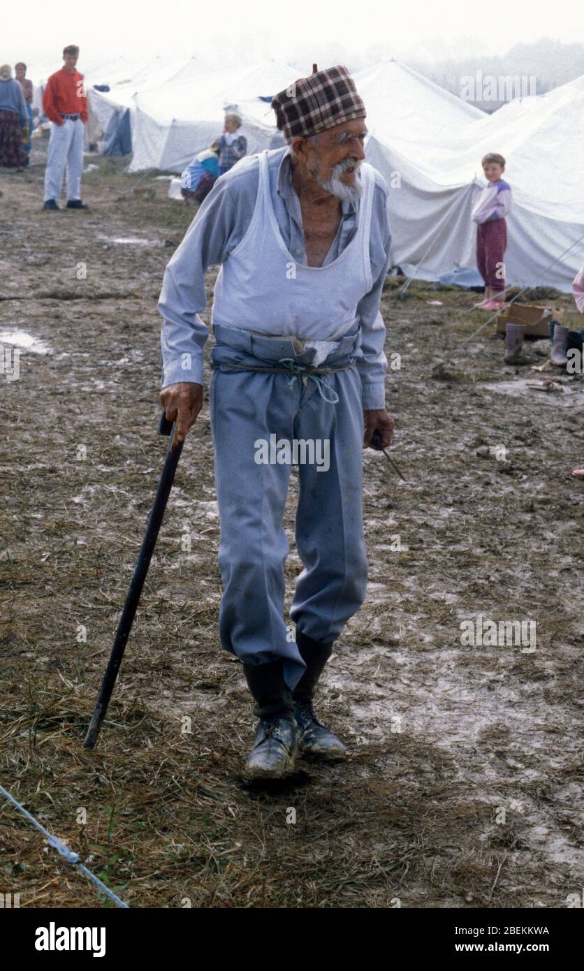 Tuzla, Bosnia 1995 - Elderly man at Tuzla airfield UN temporary refugee camp for Bosnian Muslims fleeing the Srebrenica Massacre during the Bosnian war Stock Photo