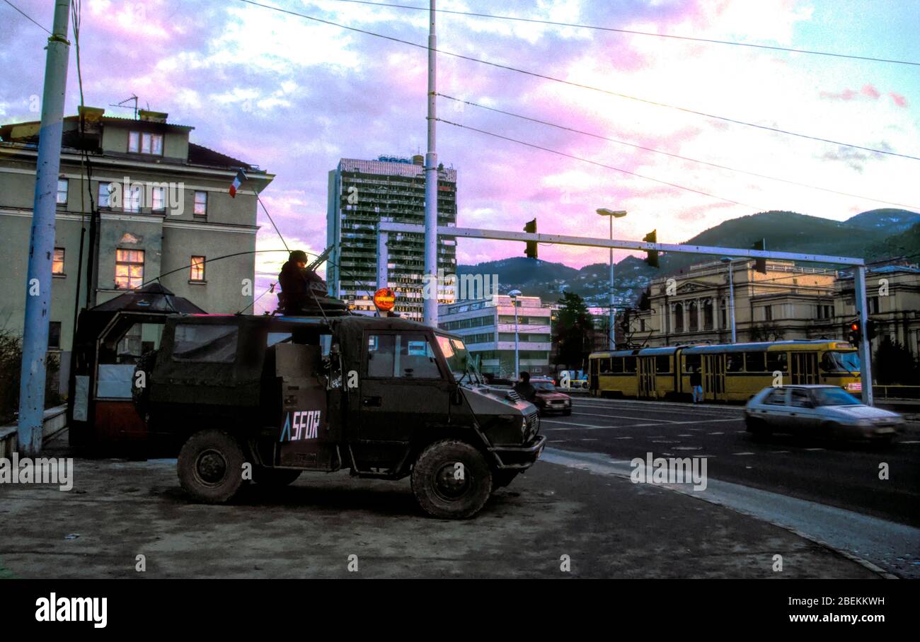 1998 Sarajevo - SFOR soldiers protecting 'Sniper alley' in central Sarajevo, Bosnia and Herzegovina Stock Photo