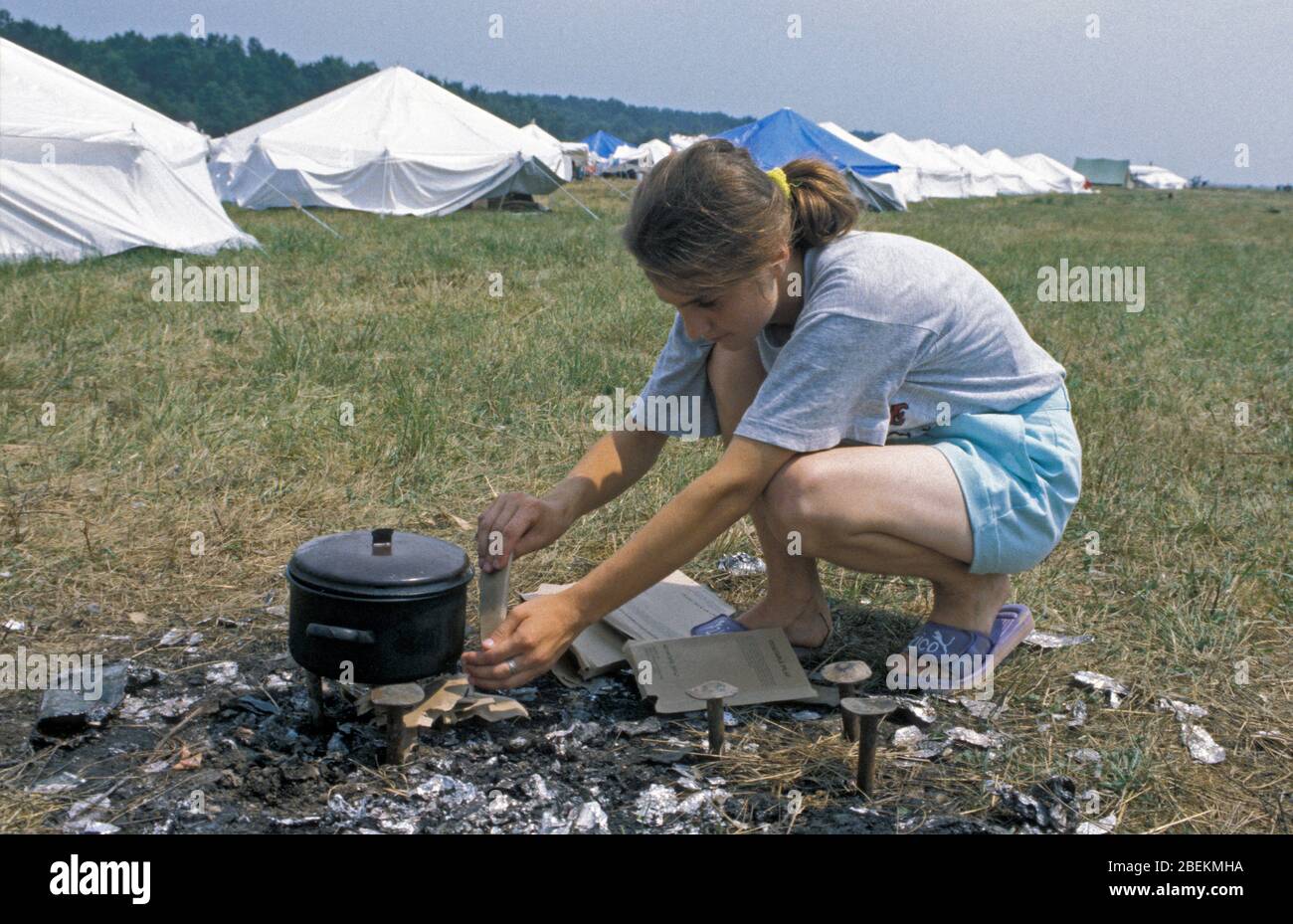 1995 - girl cooking at UN Tuzla airfield temporary refugee camp for Bosnian Muslims fleeing the Srebrenica Massacre during the Bosnian war Stock Photo