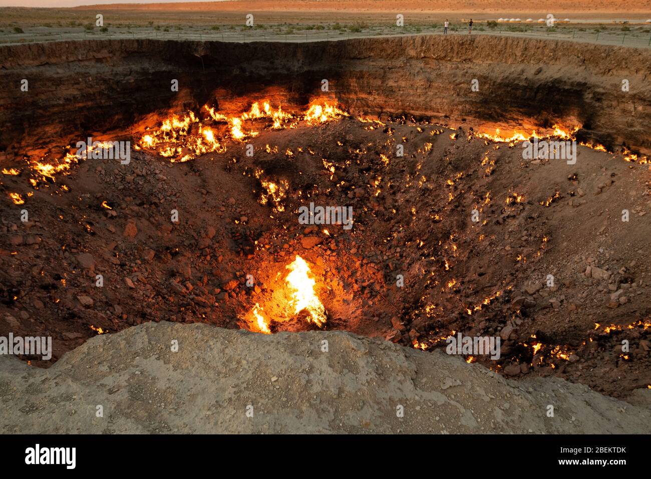 Sunset at the Darvasa Crater, also known as the Doorway to Hell, the  flaming gas crater in Darvaza (Darvasa), Turkmenistan Stock Photo - Alamy, image size:1300x956