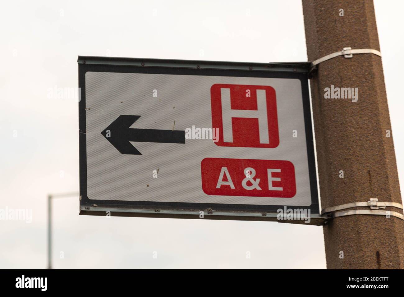 Hospital a&e road sign hi-res stock photography and images - Alamy