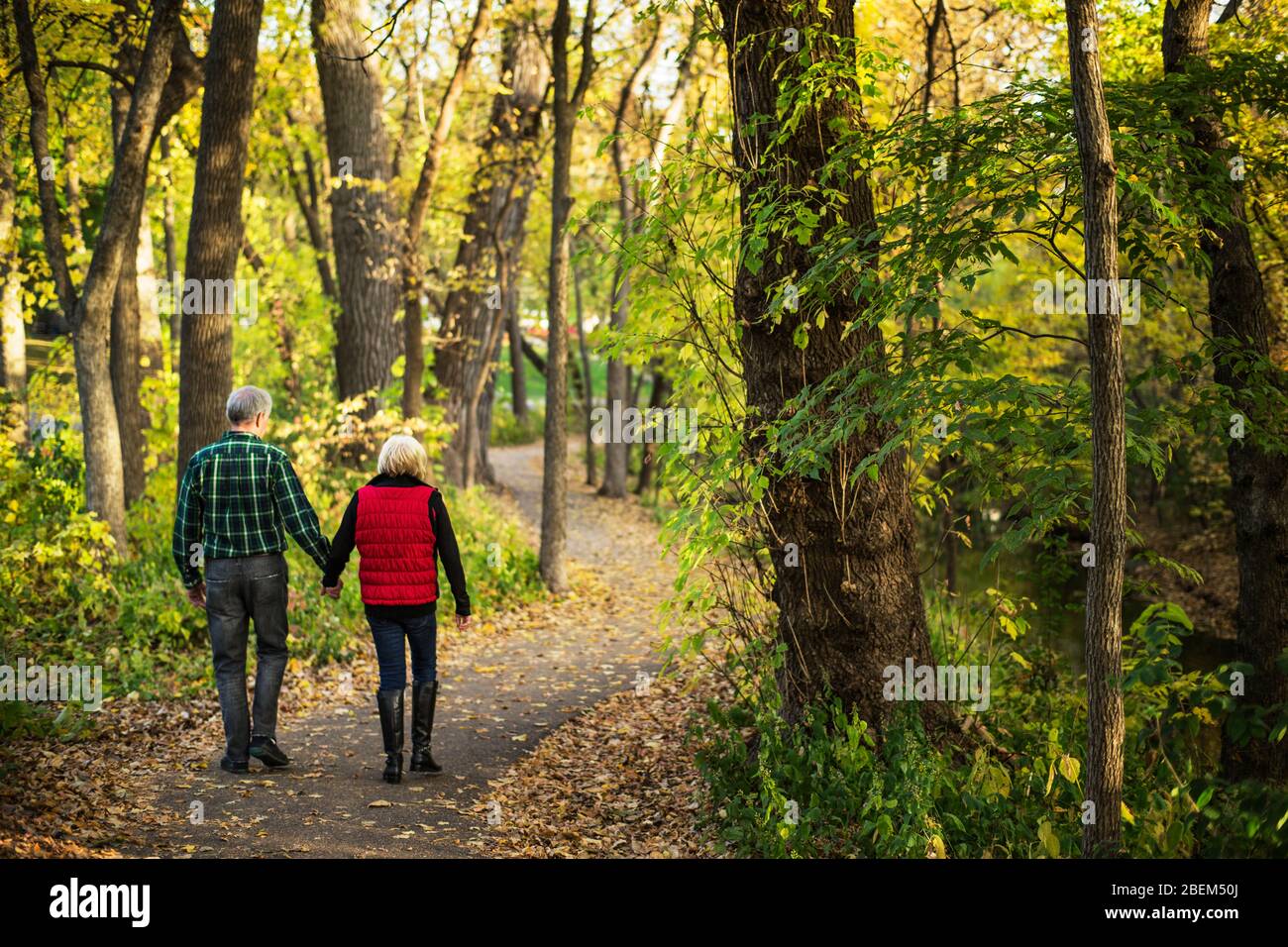 Senior couple holding hands walking hi-res stock photography and images ...