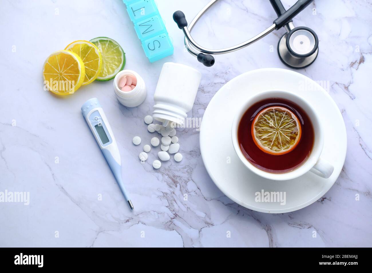 добавляют в чай таблетки. градусник и чай. лекарства и осень. чай в таблетках. добавляют в чай таблетки.