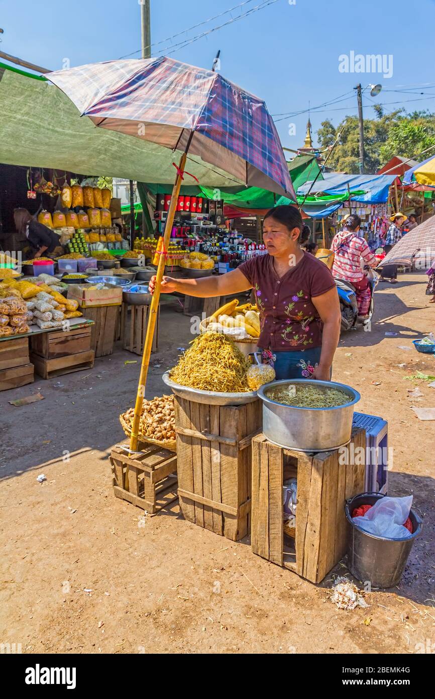 Selling on the street market Stock Photo - Alamy