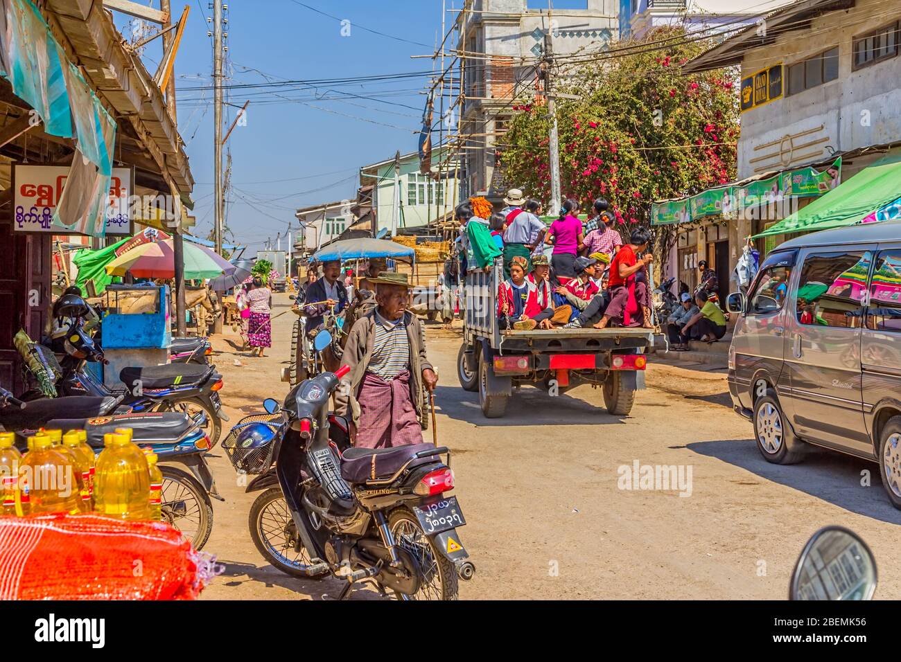 Selling on the street market Stock Photo - Alamy