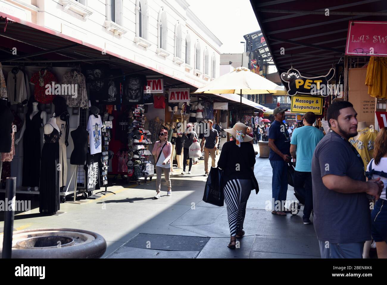 LOS ANGELES, CA/USA JUNE 19, 2017 Shoppers and vendor booths in the