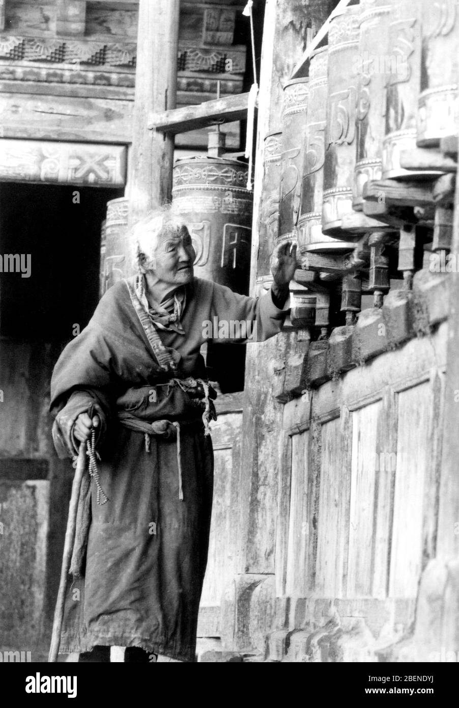 In 1987 an old Tibetan woman who turned her prayer wheels in Linxia ??Gansu Stock Photo