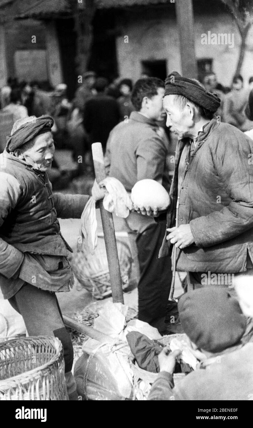 In 1984 the elderly in the Wanxian market in Sichuan Stock Photo