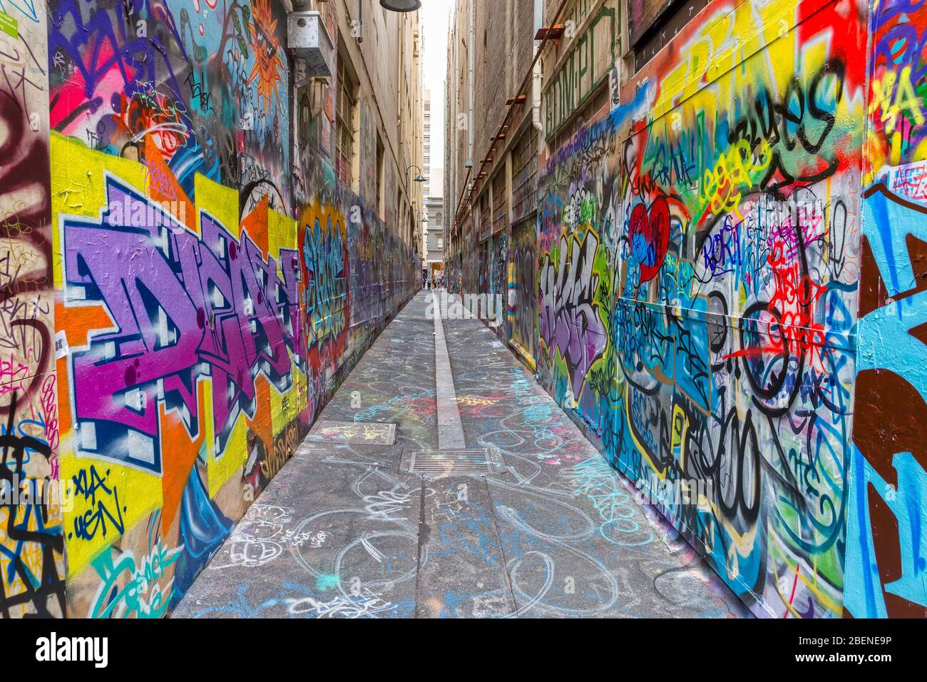 Melbourne graffiti in narrow alley Stock Photo Alamy