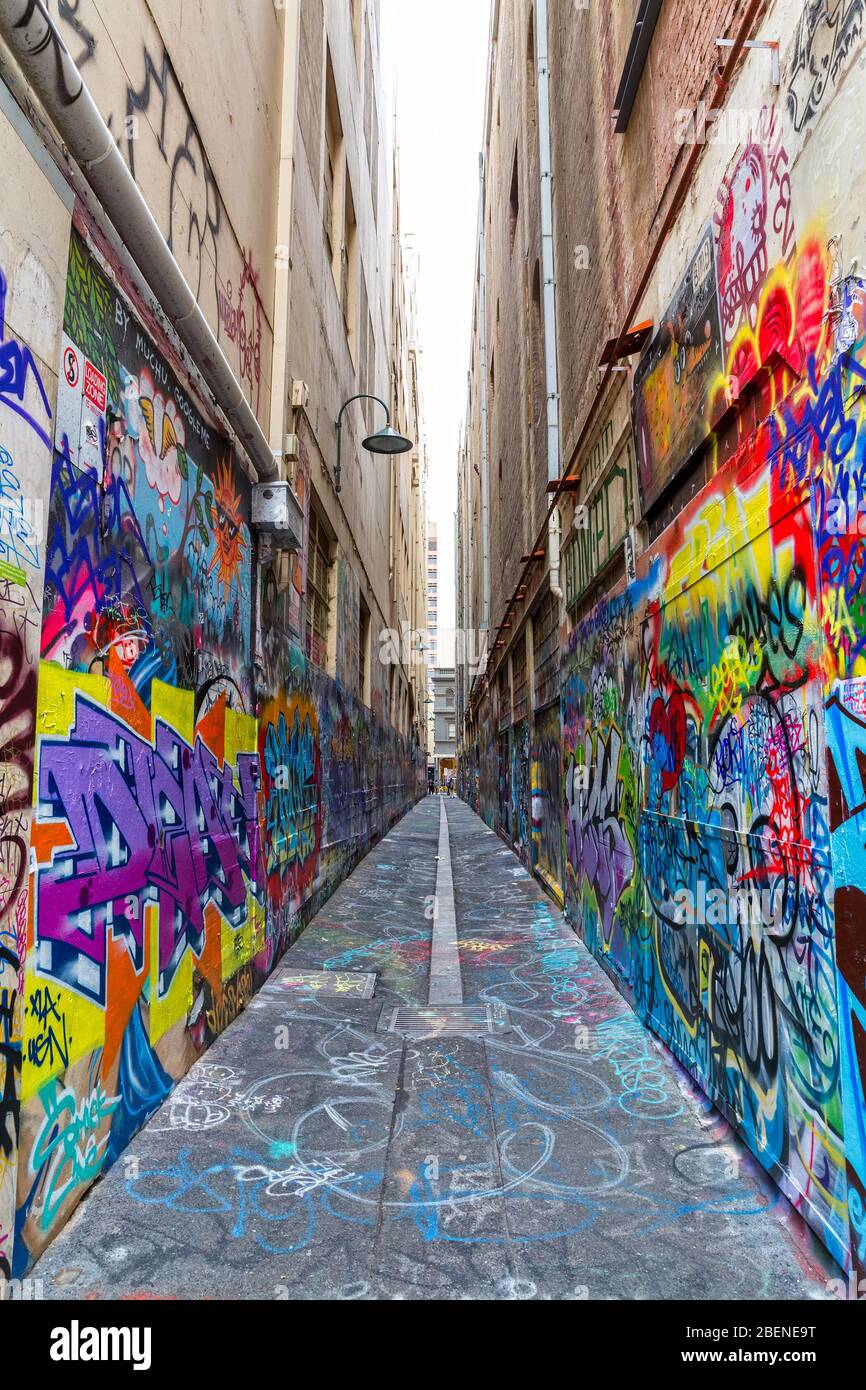 Melbourne graffiti in narrow alley Stock Photo Alamy