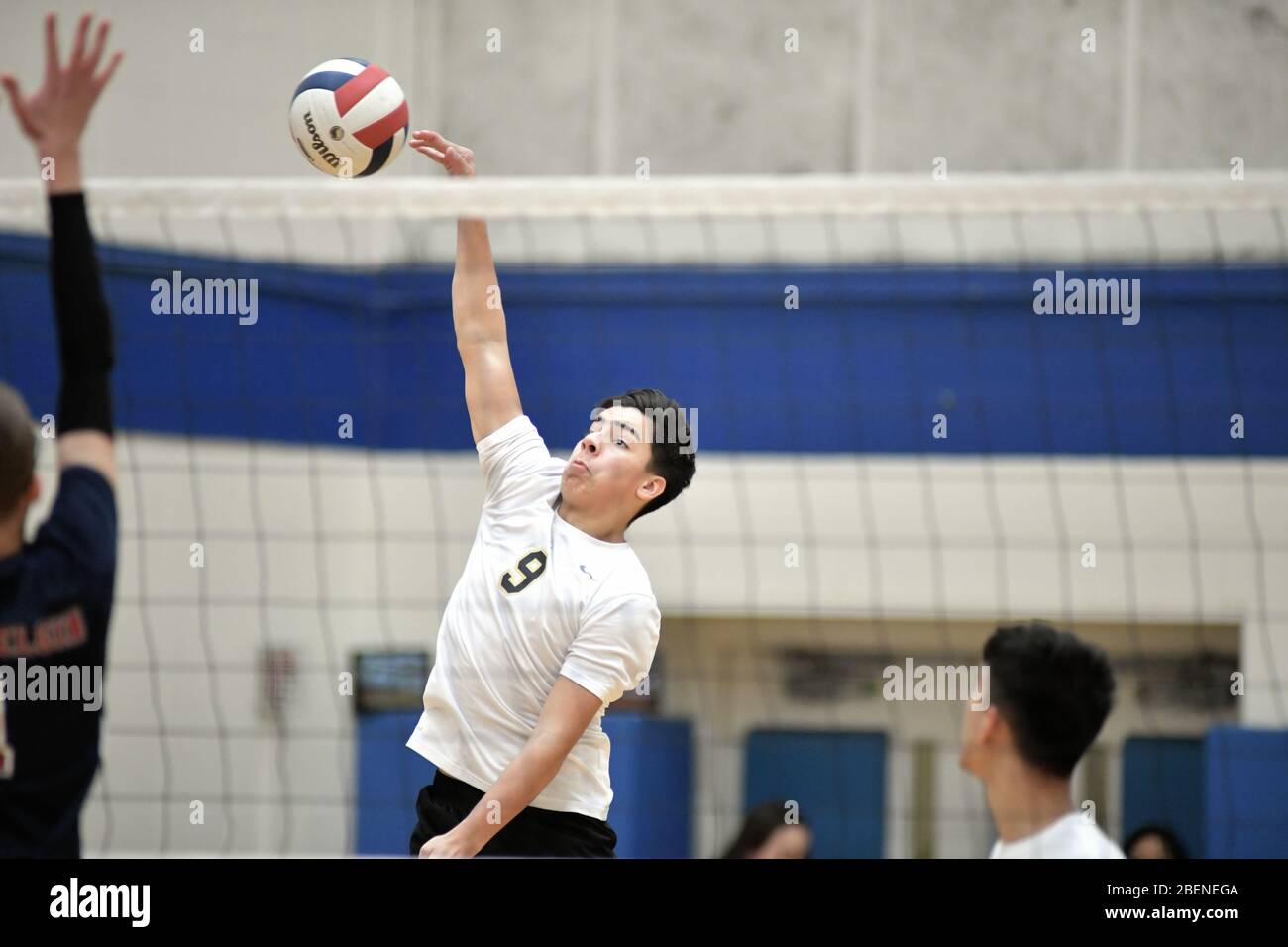 Boys playing volleyball inside hi-res stock photography and images - Alamy