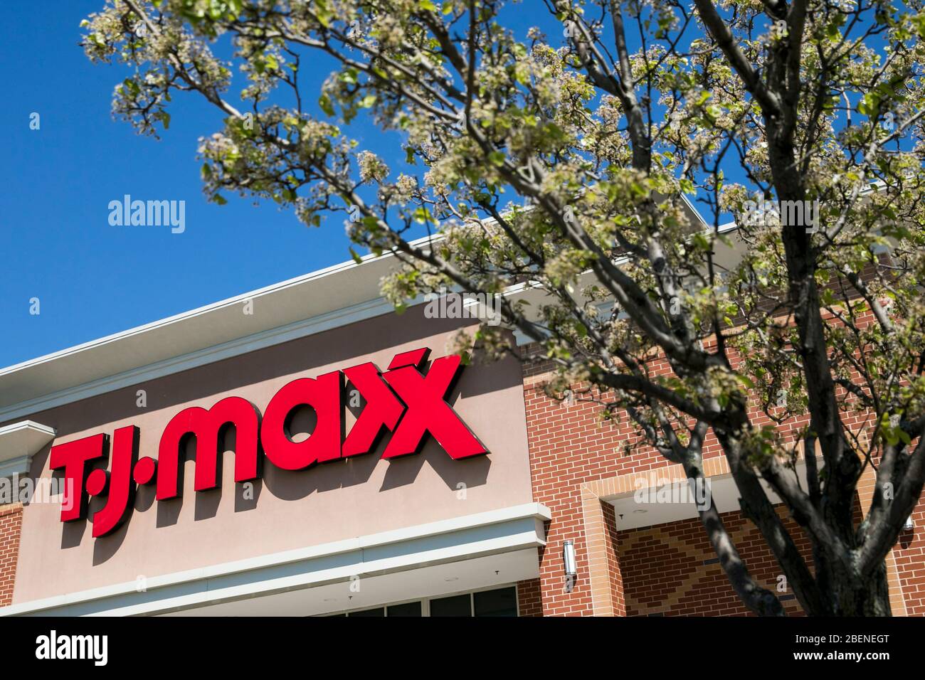 T J Maxx logo sign on store front Stock Photo - Alamy