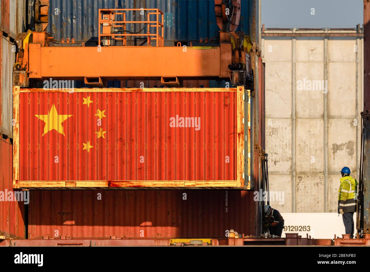 Container ship usa flag hi-res stock photography and images - Alamy