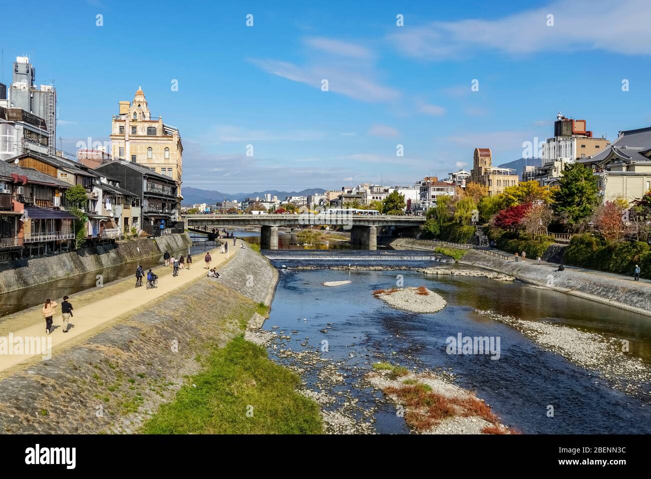 Kamogawa river and Shijo Ohashi bridge, Kyoto, Japan Stock Photo